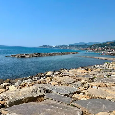 Fronte Mare Con Terrazza Panoramica, Piscina E Garage - Marina Degli Aregai