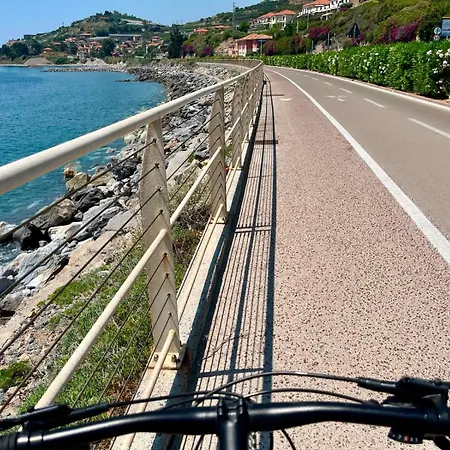 Fronte Mare Con Terrazza Panoramica, Piscina E Garage - Marina Degli Aregai